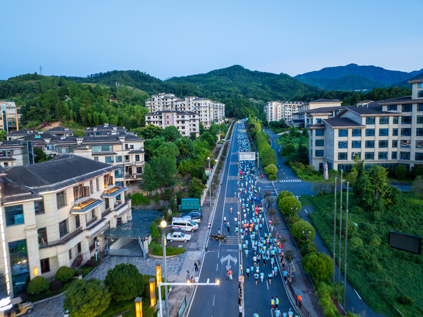 近千名跑者奔跑在賽道上。 陳旅攝