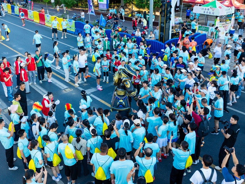 游客們在賽道上與“機器人”互動。 陳旅攝