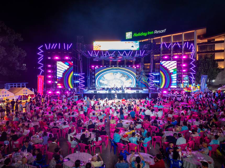 龍蝦啤酒節熱鬧非凡。 陳旅攝