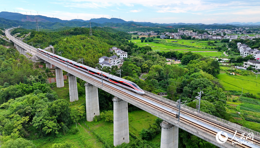 贛州市南康區龍嶺鎮，途經贛州西站的贛深高鐵列車往來疾馳。人民網 朱海鵬攝