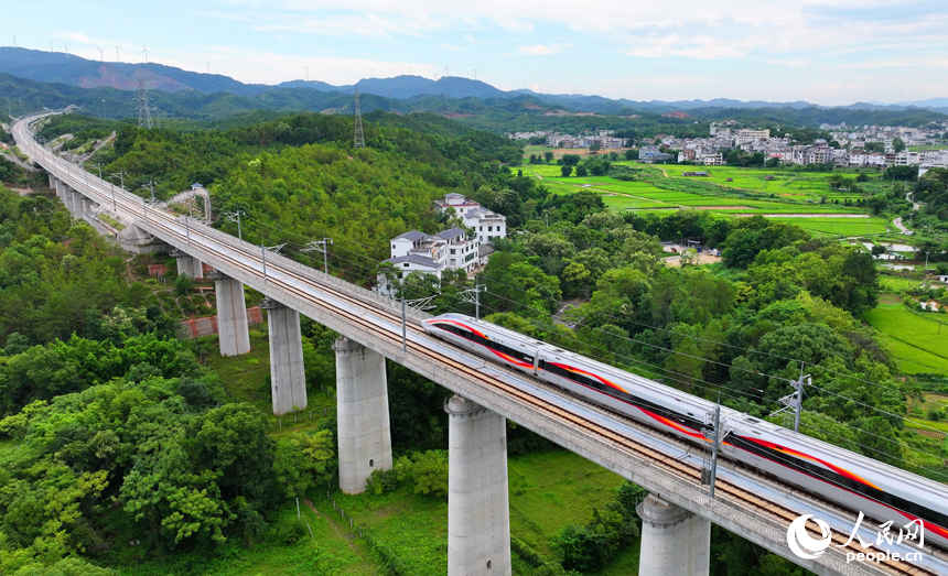 贛州市南康區龍嶺鎮，途經贛州西站的贛深高鐵列車往來疾馳。人民網 朱海鵬攝