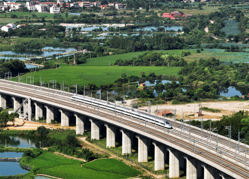 一列試運行動車組行駛在昌九高鐵南昌東區段。胡國林攝
