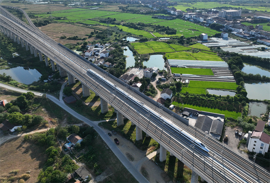 一列試運行動車組行駛在昌九高鐵南昌東區段。胡國林攝