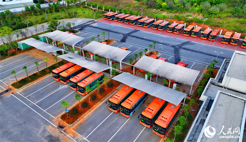 撫州市南豐縣琴城鎮一處停車場內，新能源公交車在充電。人民網 朱海鵬攝
