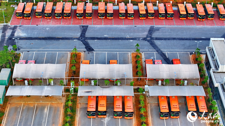 撫州市南豐縣琴城鎮一處停車場內，新能源公交車在充電。人民網 朱海鵬攝