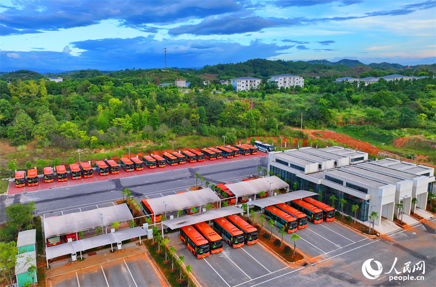 撫州市南豐縣琴城鎮一處停車場內，新能源公交車在充電。人民網 朱海鵬攝