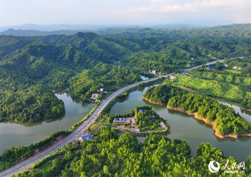 瑞金市日東鄉，蜿蜒向前的“四好農村路”與田野、山巒、碧水相映成景。人民網 朱海鵬攝