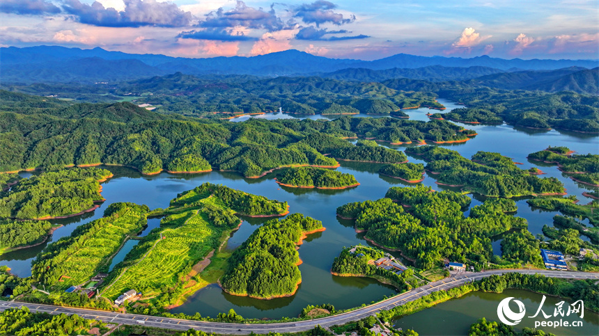 瑞金市日東鄉，蜿蜒向前的“四好農村路”與田野、山巒、碧水相映成景。人民網 朱海鵬攝
