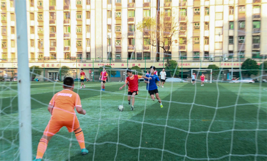 足球小將在進行訓練。