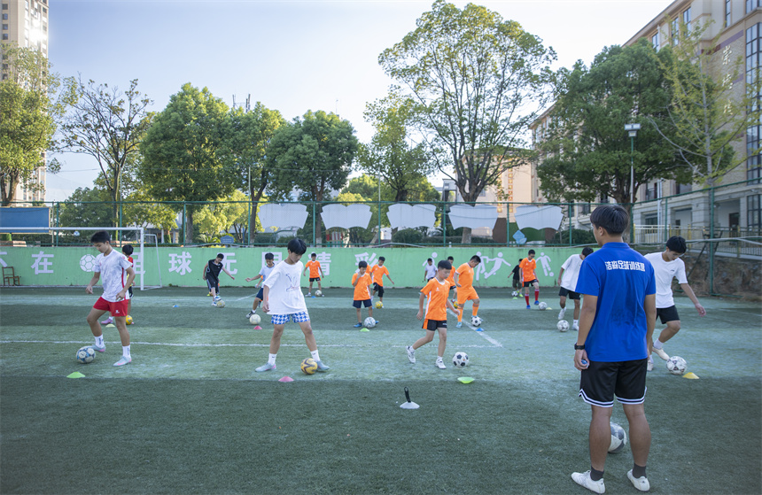 足球小將在進行訓練。