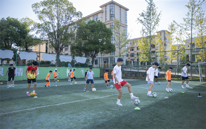 足球小將在進行訓練。