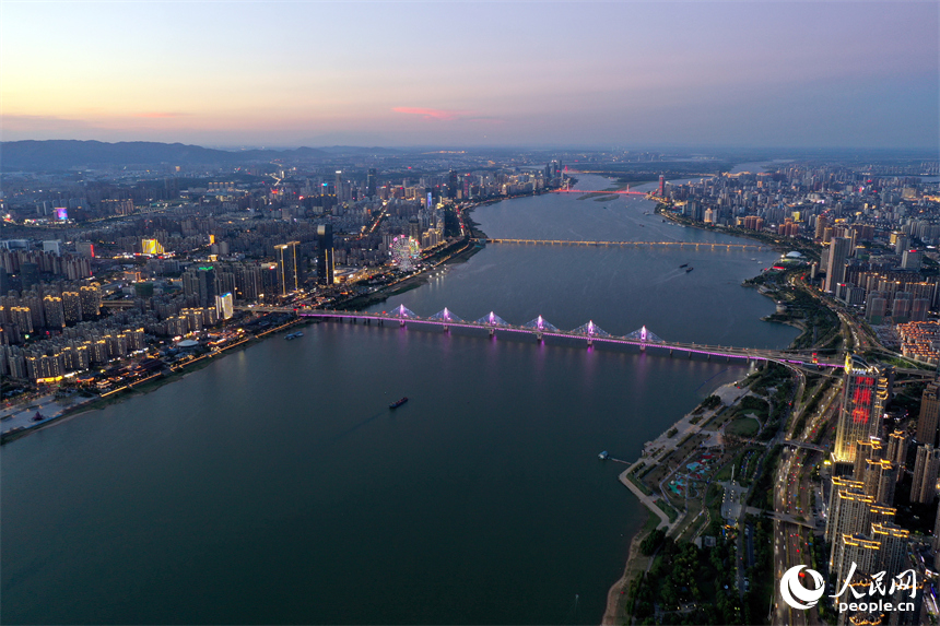 江西最大河流贛江奔涌東流。人民網記者 時雨攝