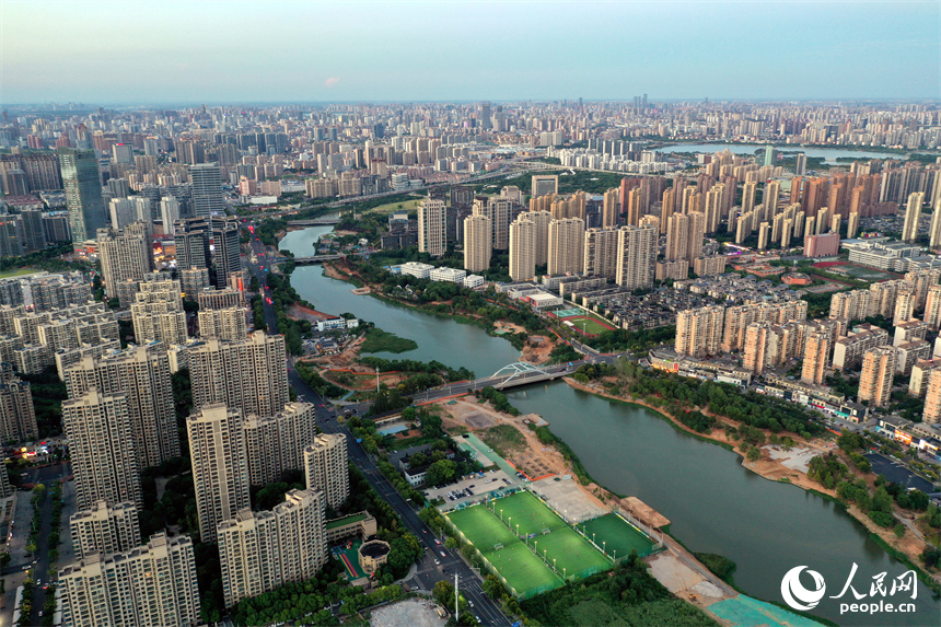 桃花河在南昌城區蜿蜒，滋養著兩岸人民。人民網記者 時雨攝