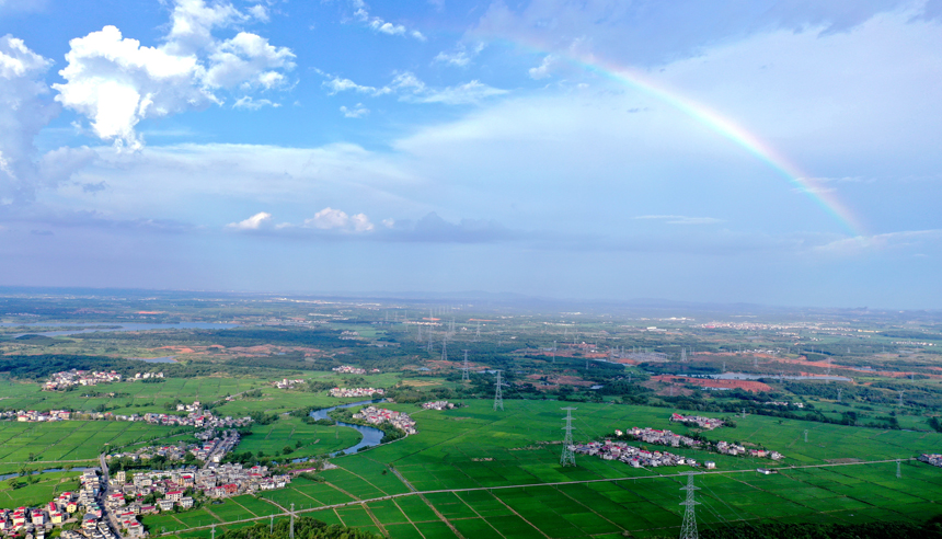 江西省宜春市上高縣泗溪鎮官橋村初秋美麗的田園風光。陳旗海攝