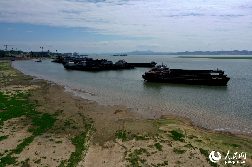 鄱陽湖主航道水位日漸下降。人民網記者 時雨攝