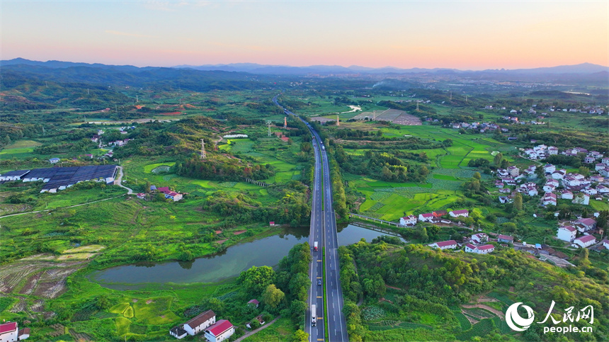 撫州市廣昌縣甘竹鎮龍溪村境內，濟廣高速公路上的車輛往來疾馳。人民網 朱海鵬攝