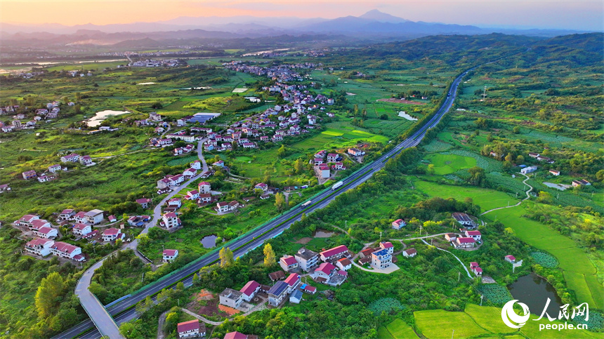 撫州市廣昌縣甘竹鎮龍溪村境內，濟廣高速公路上的車輛往來疾馳。人民網 朱海鵬攝