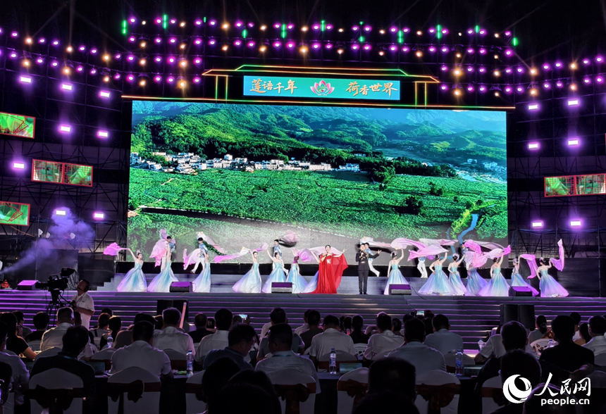 文藝晚會上的精彩演出。人民網記者 時雨攝