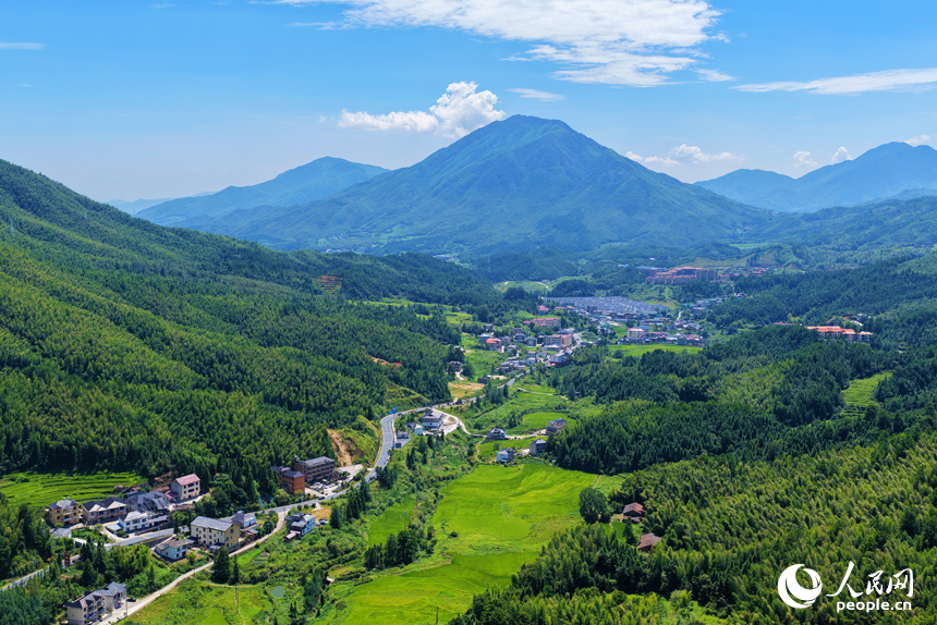 靖安縣三坪村、九仙村一帶，民居、公路、田園、溪流在群山的掩映下美如畫卷。人民網記者 毛思遠攝