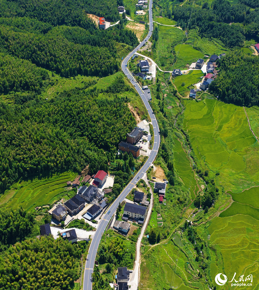 靖安縣三坪村、九仙村一帶，民居、公路、田園、溪流在群山的掩映下美如畫卷。人民網記者 毛思遠攝