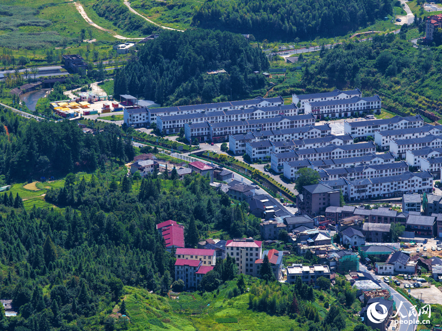靖安縣三坪村、九仙村一帶，民居、公路、田園、溪流在群山的掩映下美如畫卷。人民網記者 毛思遠攝