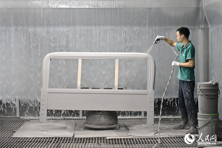 贛州市南康區的一家“工業上樓”項目家具生產企業內，工人在加工軟體家具。人民網 朱海鵬攝