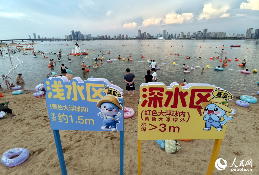 泳場岸邊樹立著淺水區、深水區的標識牌。人民網記者 時雨攝