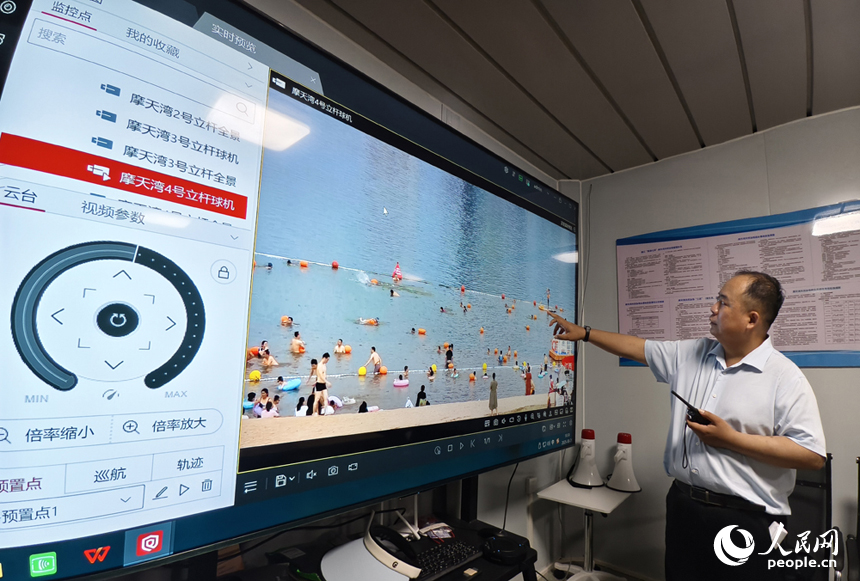 泳場指揮室內，工作人員正在查看泳場實時監控畫面。人民網記者 時雨攝