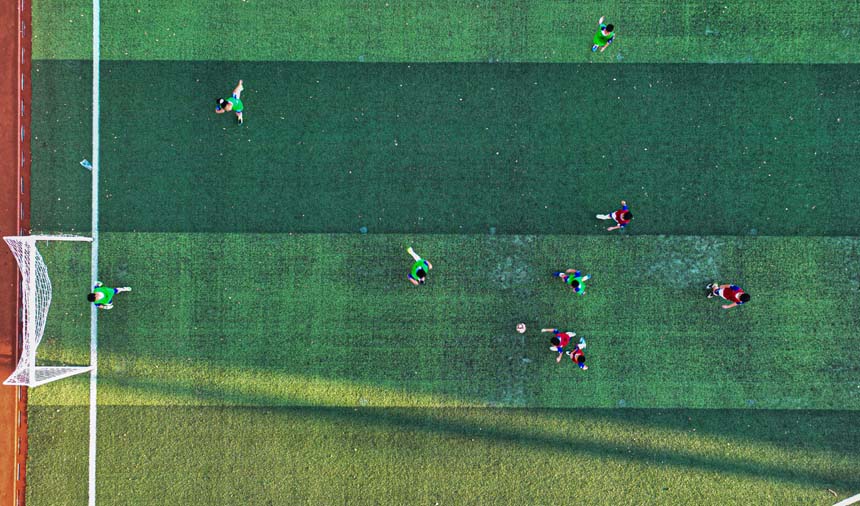 南豐縣登高小學足球場，學生正在進行足球訓練。李煜祖攝