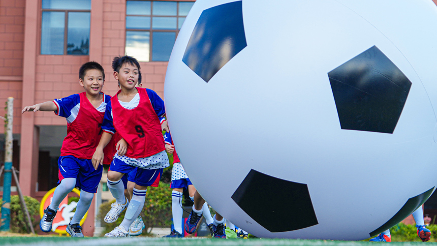 南豐縣登高小學足球場，學生正在進行足球訓練。李煜祖攝