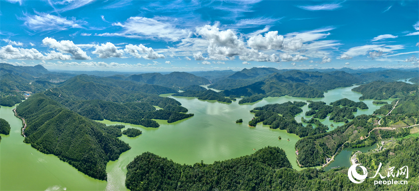 贛州市上猶縣陽明湖，山青水碧、樹木蔥蘢，與藍天白云相映成畫。人民網 朱海鵬攝