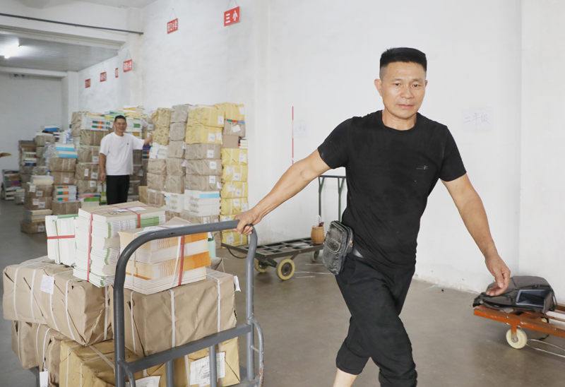 全力投入秋季教材保障工作。胡媛攝