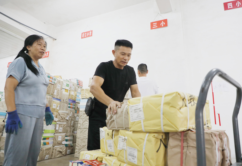 全力投入秋季教材保障工作。胡媛攝