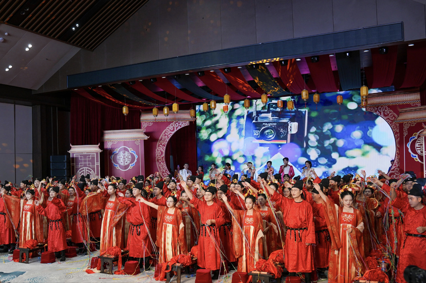 移風易俗集體婚禮現場。 譚建榮攝