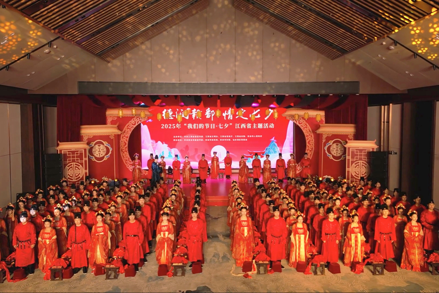 移風易俗集體婚禮現場。 譚建榮攝