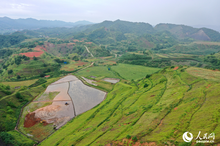 采礦區在生態修復中進行了邊坡加固，防止水土流失。人民網記者 時雨攝
