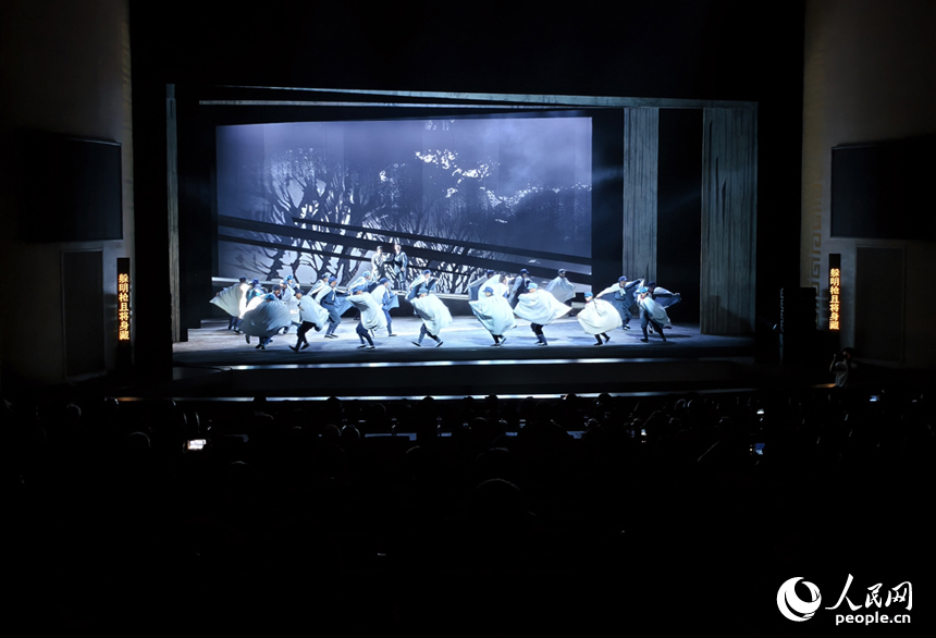 新編弋陽腔《可愛的中國》在贛劇院大劇場盛大首演。人民網記者 時雨攝