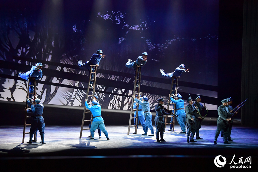 新編弋陽腔《可愛的中國》在贛劇院大劇場盛大首演。人民網記者 時雨攝