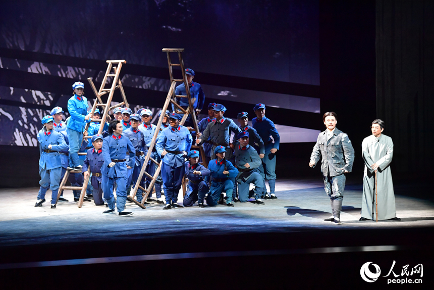 新編弋陽腔《可愛的中國》在贛劇院大劇場盛大首演。人民網記者 時雨攝