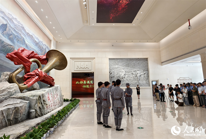 南昌航空大學的學子們為現場觀眾帶來了一場題為《紅星在我心》的思政課展演。人民網記者 時雨攝