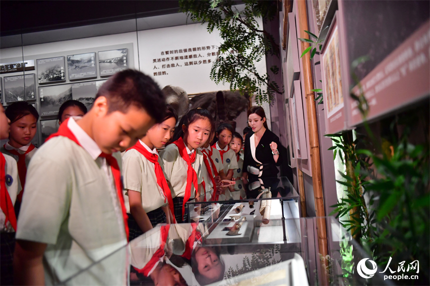 學生們參觀《鐵軍出征——新四軍從這里走來》基本陳列。人民網記者 時雨攝
