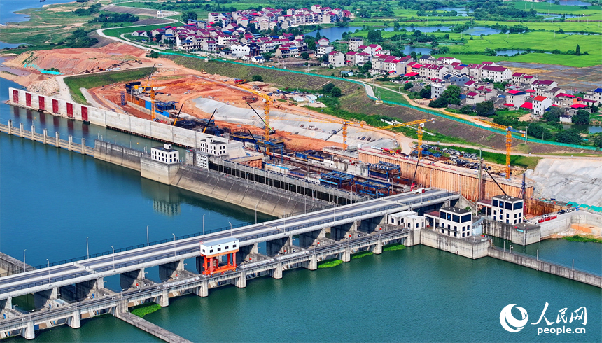 贛江龍頭山樞紐二線船閘項目工地塔吊林立，作業繁忙，工人在澆筑船閘主體。人民網 朱海鵬攝
