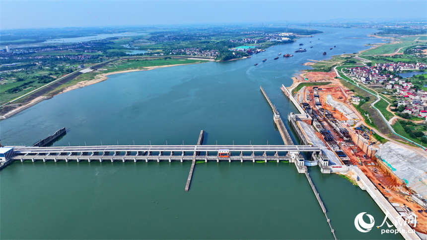 贛江龍頭山樞紐二線船閘項目工地塔吊林立，作業繁忙，工人在澆筑船閘主體。人民網 朱海鵬攝