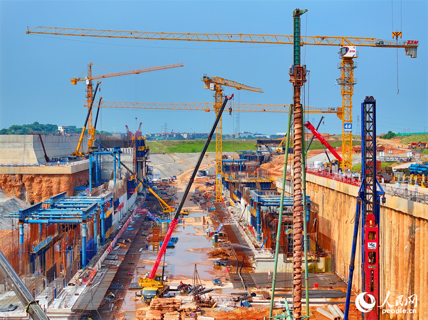 贛江龍頭山樞紐二線船閘項目工地塔吊林立，作業繁忙，工人在澆筑船閘主體。人民網 朱海鵬攝