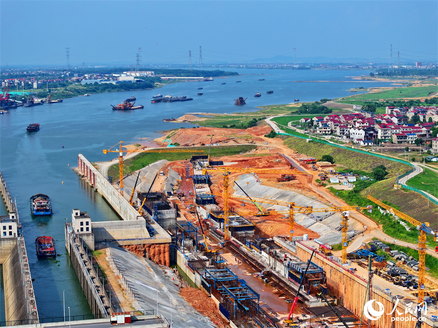 贛江龍頭山樞紐二線船閘項目工地塔吊林立，作業繁忙，工人在澆筑船閘主體。人民網 朱海鵬攝
