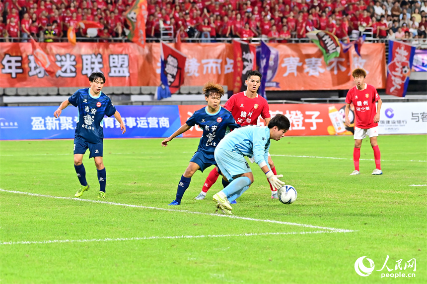 “贛超”第八輪比賽中，贛州隊球員與吉安隊球員在場上激烈拼搶。人民網 朱海鵬攝