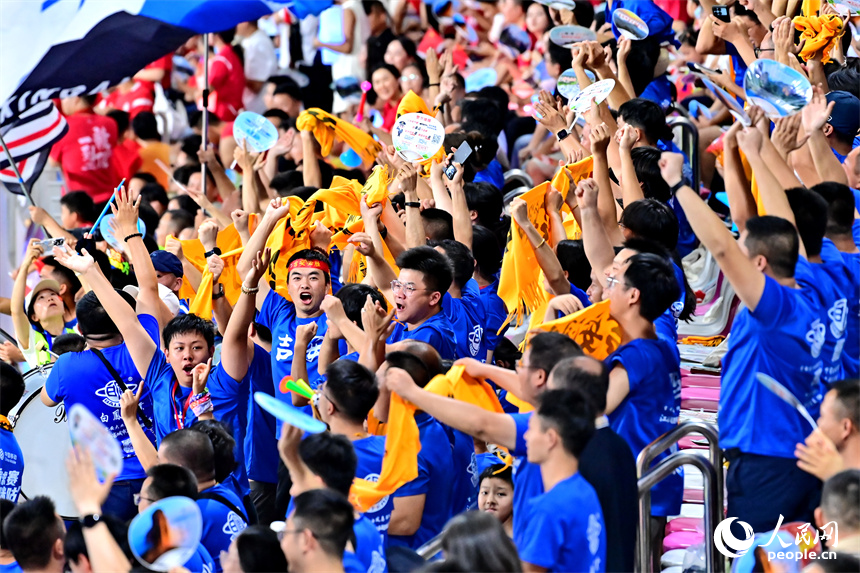 精彩的比賽激發起現場球迷的熱情。人民網 朱海鵬攝