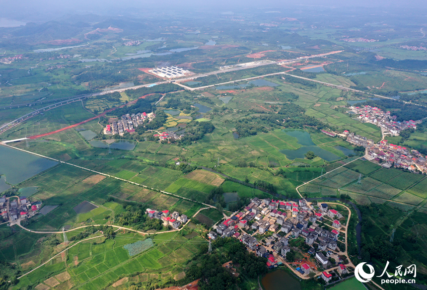 航拍鏡頭下，初秋時節的上高縣蘆洲鄉上新村宛如一幅精心繪制的田園畫卷。 人民網記者 時雨攝