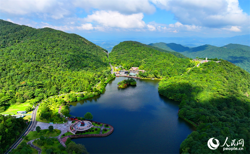 許多游客在安遠縣三百山景區玻璃棧道游玩。人民網 朱海鵬攝