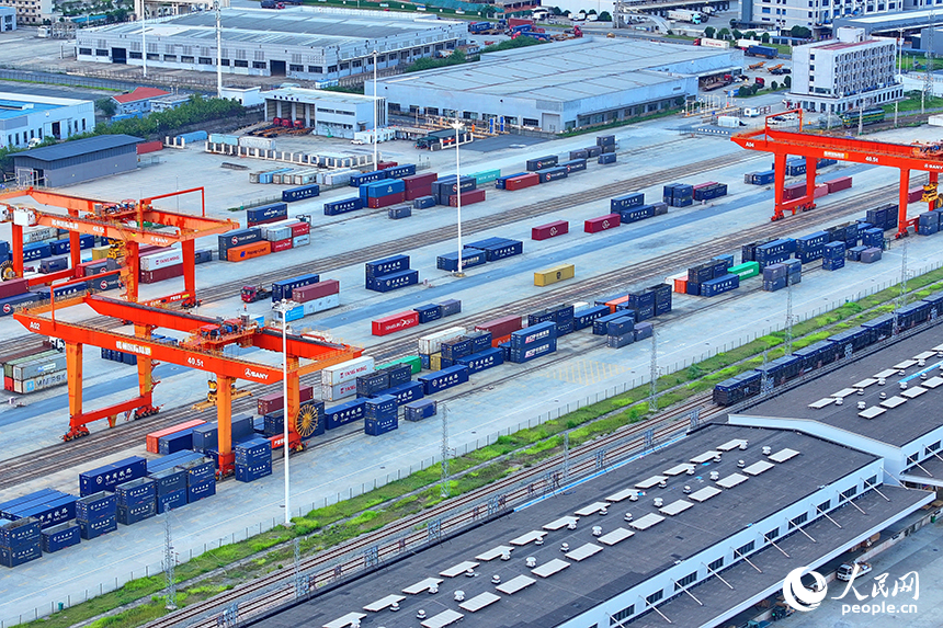位于贛州市南康區龍嶺鎮的贛州國際陸港運輸作業繁忙，各類班列集裝箱裝卸有序進行。人民網 朱海鵬攝